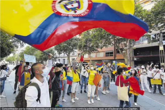  ?? A.J. GONZÁLEZ ?? Concentrac­ión por la violencia ejercida por el Gobierno colombiano contra la población, ayer, en el bulevar de Gran Capitán.