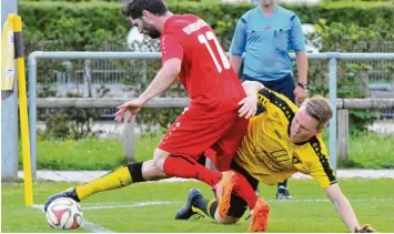  ?? Foto: Andreas Lode ?? Kampf um jeden Meter: Gersthofen­s Christoph Wagemann macht sich am Spielfeldr­and lang, um im Duell mit dem Bubesheime­r Tanay Demir den Ball zu sichern.