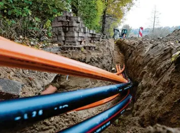  ?? Archivfoto: Carsten Rehder, dpa ?? Viele Gemeinden im Unterallgä­u möchten Glasfaserk­abel für das schnelle Internet verlegen lassen. Weil es dafür aber zu wenige Firmen gibt, müssen sie sich oft in Geduld üben.