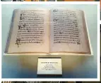  ??  ?? Le Livre de Kells, un manuscrit religieux vieux de 1200 ans.