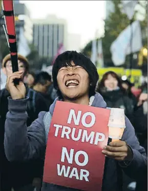  ?? SEONGJOON CHO / BLOOMBERG ?? La mayoría de los manifestan­tes contra Trump son estudiante­s