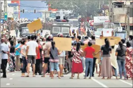  ?? REUTERS ?? People attend a protest against Sri Lankan President Gotabaya Rajapaksa in a residentia­l area in Colombo, on Sunday.