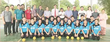  ??  ?? GO FOR GOLD: Poon (eighth right, back), Awang Sham (sixth right, back) and senior sports officials during a visit to the state Sukma sepak takraw training session in Likas yesterday.