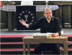  ?? RP-FOTO: RUTH KLAPPROTH ?? Udo Lenzig führte den Monolog der Verteidigu­ngsrede im Passionssp­iel „Ich, Judas“in der evangelisc­hen Kirche Hückelhove­n.