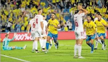  ?? ?? Jonathan Viera corre hacia la grada para festejar su gol, perseguido por sus compañeros.