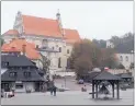  ??  ?? Kazimierz Dolny’s town square and cathedral.