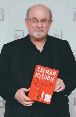  ?? /AFP ?? Salman Rushdie presenta mejorías tras el ataque del 12 de agosto.