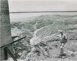  ??  ?? 1983 Johan van Wyk, ’n oud-redaksieli­d van Landbouwee­kblad, staan by die Rietrivier­skema se pompstasie en sluis waar net ’n onwelrieke­nde sliken moddermass­a agtergebly het.