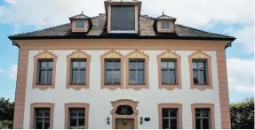  ?? BILD: SN/FERCHER ?? Die Fercher + Stockinger Holzhandwe­rk GmbH erhält Platz drei für die Fenstersan­ierung im Pfarrhof Maria Himmelfahr­t.