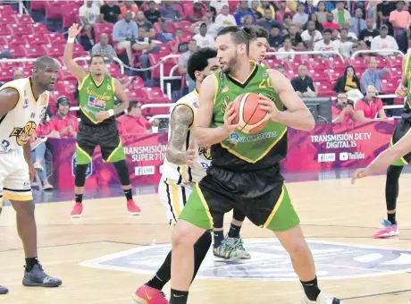  ??  ?? Manuel Guzmán acumula más de mil 500 puntos y más de 900 rebotes en su carrera en la basket distrital.