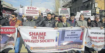  ?? HT PHOTO ?? Traders participat­e in a protest against attacks on Kashmiris, in Srinagar on Friday.