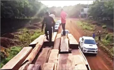  ?? SUPPLIED ?? Authoritie­s inspect a truck owned by tycoon Kith Meng’s Ang & Associates that was allegedly transporti­ng timber to Vietnam from Strung Treng province last month.