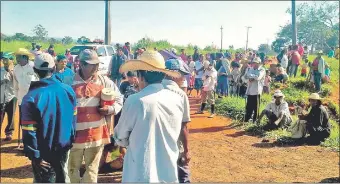  ??  ?? Los nativos de dos comunidade­s indígenas que se retiraron ayer de la ruta luego de conseguir un lote de víveres.