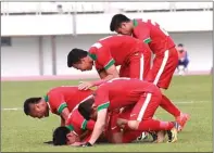  ?? PSSI FOR JAWA POS ?? BERSYUKUR: Para pemain timnas U-19 Indonesia merayakan kemenangan atas Timor Leste di Paju, Korsel, kemarin.