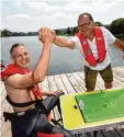  ??  ?? Wolfgang Herkommer und Ralf Kruger spielten mit der Rettungswe­ste auf dem Rothsee.