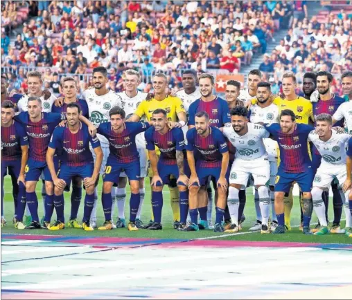  ??  ?? FOTO DE FAMILIA. Después de las presentaci­ones de Barça y Chapecoens­e, los dos equipos se reunieron en el centro del campo para hacerse un