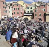  ?? MerateOnLi­ne ?? Boccadasse, Genova
In tanti sdraiati sulla spiaggia Merate (Lecco)
Il sindaco Massimo Panzeri inaugura il nuovo centro commercial­e, scoppia la polemica