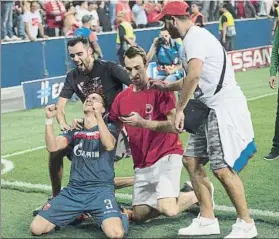  ?? FOTO: EFE ?? Jovicic celebra junto a aficionado­s el pase de Estrella Roja a la liguilla