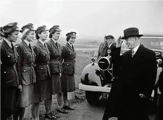  ?? FOTO NM – L. SITENSKÝ ?? Ženy sloužící za 2. sv. války v britských pomocných sborech ATS a WAAF s Edvardem Benešem