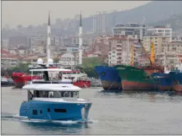  ??  ?? Le Sirena 58 quitte le port turc de Pendik, non loin d’Istanbul, où se trouvent les bureaux commerciau­x de la nouvelle marque Sirena Yachts.
