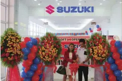  ??  ?? General Sales Manager of Suzuki Auto General Santos satellite showroom Marife Tayoto and Suzuki Auto Sales Specialist (Mindanao) Ysmael Benson during ribbon cutting.