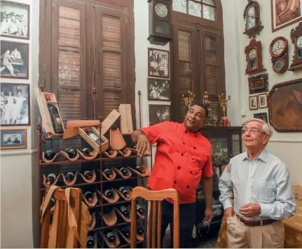  ??  ?? Junto a Carlos Cristóbal, chef y propietari­o del restaurant­e San Cristóbal, entre los preferidos por los famosos que visitan Cuba.