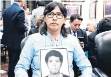  ?? AFP ?? FAMILIAR. Carmen Condor asistió a la Corte Interameri­cana con una foto de su hermano Armando Richard Condor.