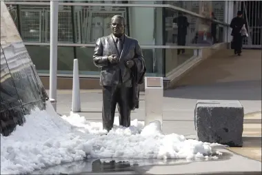  ?? PAUL BATTAGLIA - THE ASSOCIATED PRESS ?? A statue of former Twins’ owner Calvin Griffith stands in the snow outside Target Field before a game between the Twins and the Blue Jays in Minneapoli­s, April 17, 2014.