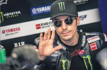  ??  ?? Maverick Viñales, antes de subirse a la Yamaha durante los entrenamie­ntos libres del GP de Assen.