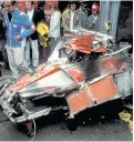  ?? Foto: Imago Images / Thomas Zimmermann ?? Von Laudas Ferrari war nach dem schweren Feuerunfal­l auf dem Nürburgrin­g wenig übrig.