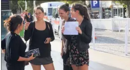  ??  ?? De retour de Corse, Cindy, Rachel, Cécile et Laura ont passé la nuit de samedi à dimanche à bord du train à Toulon. Hier matin elles ont essayé de faire du stop pour repartir vers Marseille.