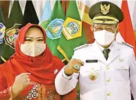  ?? FRIZAL/JAWA POS ?? KENYANG PENGALAMAN: Armudji dan sang istri setelah menjalani pelantikan.