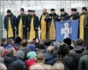  ?? EFREM LUKATSKY — THE ASSOCIATED PRESS ?? Orthodox priests speak to people gathered to support an independen­t Ukrainian church Saturday near the St. Sophia Cathedral in Kiev, Ukraine.