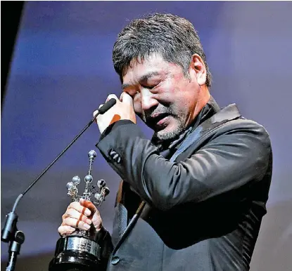  ?? FOTOS: EFE ?? El realizador japonés se emocionó hasta las lágrimas en la ceremonia