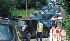  ?? SZ-ARCHIVFOTO: BECKER&BREDEL ?? Wenn die Hitze unerträgli­ch wird, stauen sich die Autos der Badegäste vor allem am Scharzenbe­rgbad und (wie auf diesem Bild) vor dem Fechinger Freibad.