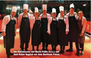  ??  ?? Die Küchencrew mit Mario Pattis (4.v.l.) auf dem Roten Teppich vor dem Berlinale Palast.