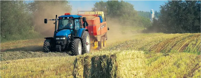  ??  ?? Une opération foin s’organise pour venir en aide aux producteur­s du Lac-Saint-Jean et du Bas-Saint-Laurent.