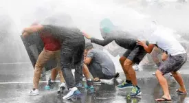  ?? —MARIANNE BERMUDEZ ?? SIMULATED RALLY Antiriot police clash with protesters during simulation for the Sona on July 23.