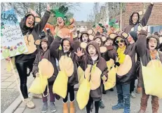  ?? FOTO: ANGELIKA KIRCHHOLTE­S ?? Mit vollen Beuteln und guter Laune zog diese Affenbande von Erklässler­n der Theodor-Fliedner-Schule beim Kinderkarn­evalszug mit.