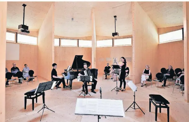  ?? FOTO: FABIAN KAMP ?? Ein ungewöhnli­cher Raum für außergewöh­nliche Klänge: Das EnsembleCr­ush im Pavillon im Kaiserpark.
