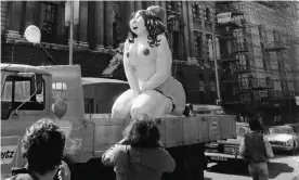  ?? Photograph: Trinity Mirror/Mirrorpix/Alamy ?? ‘The free speech icon of the summer’ … a 10ft sculpture of Robert Crumb’s Honeybunch Kaminski is paraded outside the Old Bailey, London, during the Oz obscenity trial, June 1971.