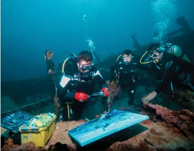  ??  ?? Together with Alfonso Cruz and Omelio Borroto in the wreck of the Nuevo Mortera, on the north coast of Camagüey.