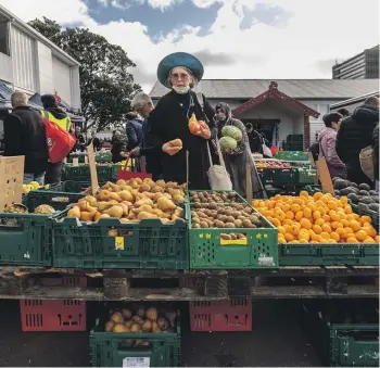  ?? DAVID UNWIN/THE POST ?? Marketgoer­s at the Newtown farmers market say the fresh produce is one of the reasons they shop there.