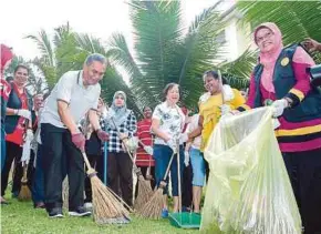  ?? PIC BY ASWADI ALIAS ?? Health Minister Datuk Seri Dr Dzulkefly Ahmad joining a gotongroyo­ng in Cheras, Kuala Lumpur, yesterday.