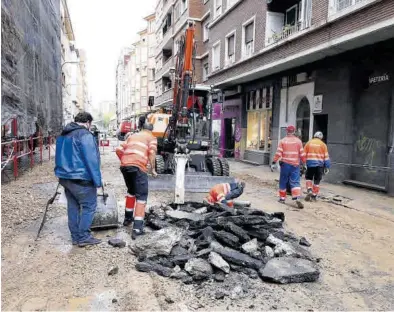  ?? ÁNGEL DE CASTRO ?? Imagen de archivo de unos operarios arreglando una tubería en la calle Felix Latassa de Zaragoza.