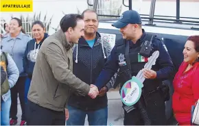  ??  ?? Patrullaje. Dos patrullas fueron asignadas exclusivam­ente para vigilar la colonia La Valencia.