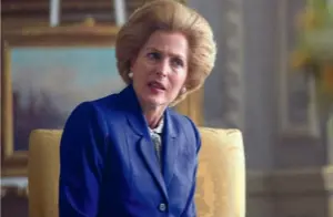  ??  ?? Ci-dessus : Margaret Thatcher, première femme à exercer la fonction de Premier ministre au Royaume-Uni (1979-1990), est brillammen­t incarnée par l'actrice américaine Gillian Anderson.
Photo page de gauche : le 29 juillet 1981, Diana Spencer (Emma Corrin) s'apprête à épouser le prince Charles, à la cathédrale Saint-Paul de Londres.
Ci-dessous : Olivia Colman et Tobias Menzies prêtent leurs traits au couple royal, Élisabeth II et Philip Mountbatte­n, dans une l'Angleterre en proie à la crise économique.