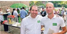  ?? FOTO: PRÜMEN ?? Bei bestem Wetter begrüßten Grünen-Fraktionsc­hef Raimund Berg (l.) und Parteichef Merlin Praetor die und Gäste vor dem Schloss Neersen.