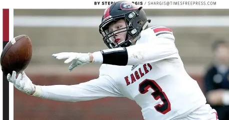  ?? STAFF PHOTO BY C.B. SCHMELTER ?? Signal Mountain’s Drew Lowry hustles for the catch.Head coach: Josh Roberts (4-7 in one year here and overall)Returning starters: 7 offensive, 8 defensiveK­ey players: OL/DL White Hunt (6-1, 275), WR/DB Drew Lowry (6-2, 190), OL/DL Davis Payne (6-1, 185), WR/DB Travion Williams (6-1, 190), LB Jake Woodlief (5-11, 175).