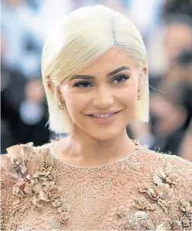  ??  ?? La pequeña de clan. Kylie Jenner, dueña de Kylie Cosmetics.